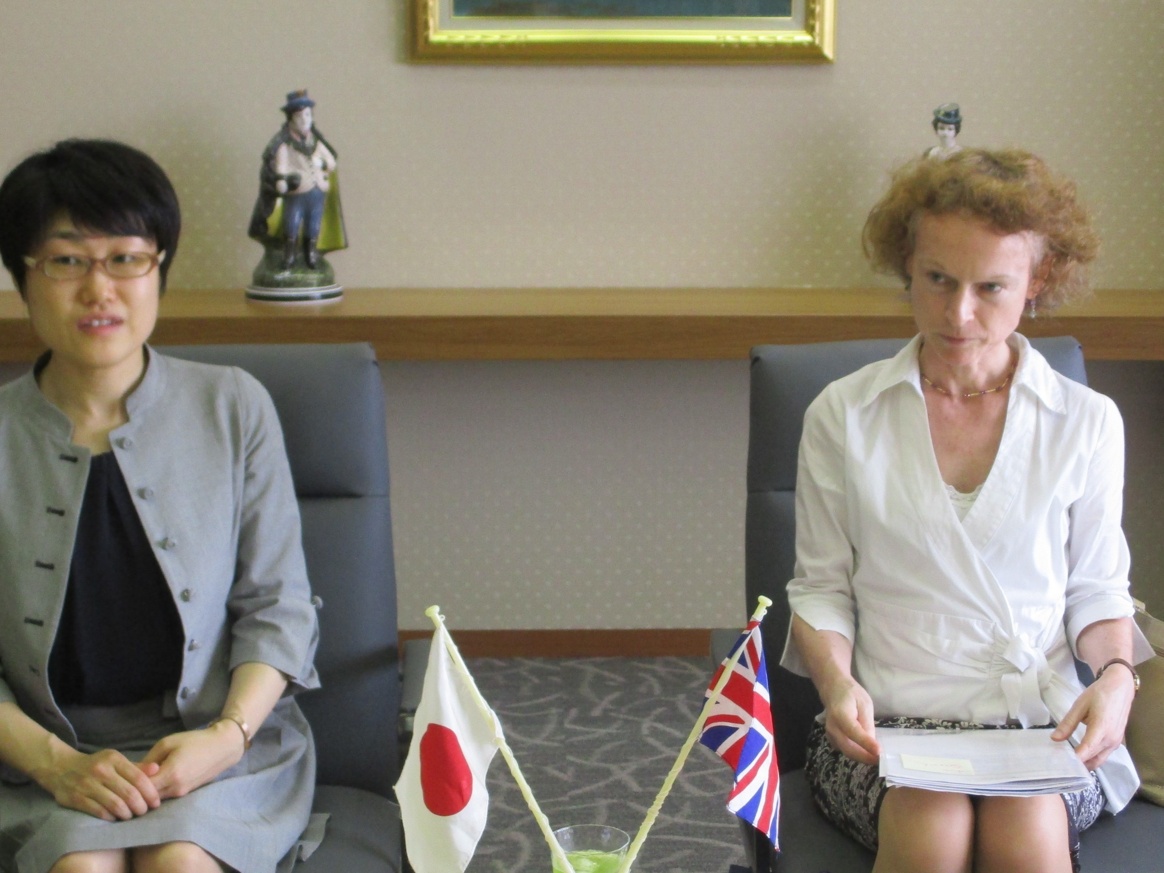 セーラ・ウテン総領事(右）と、駐日英国大使館福岡地域代表　山田美里様